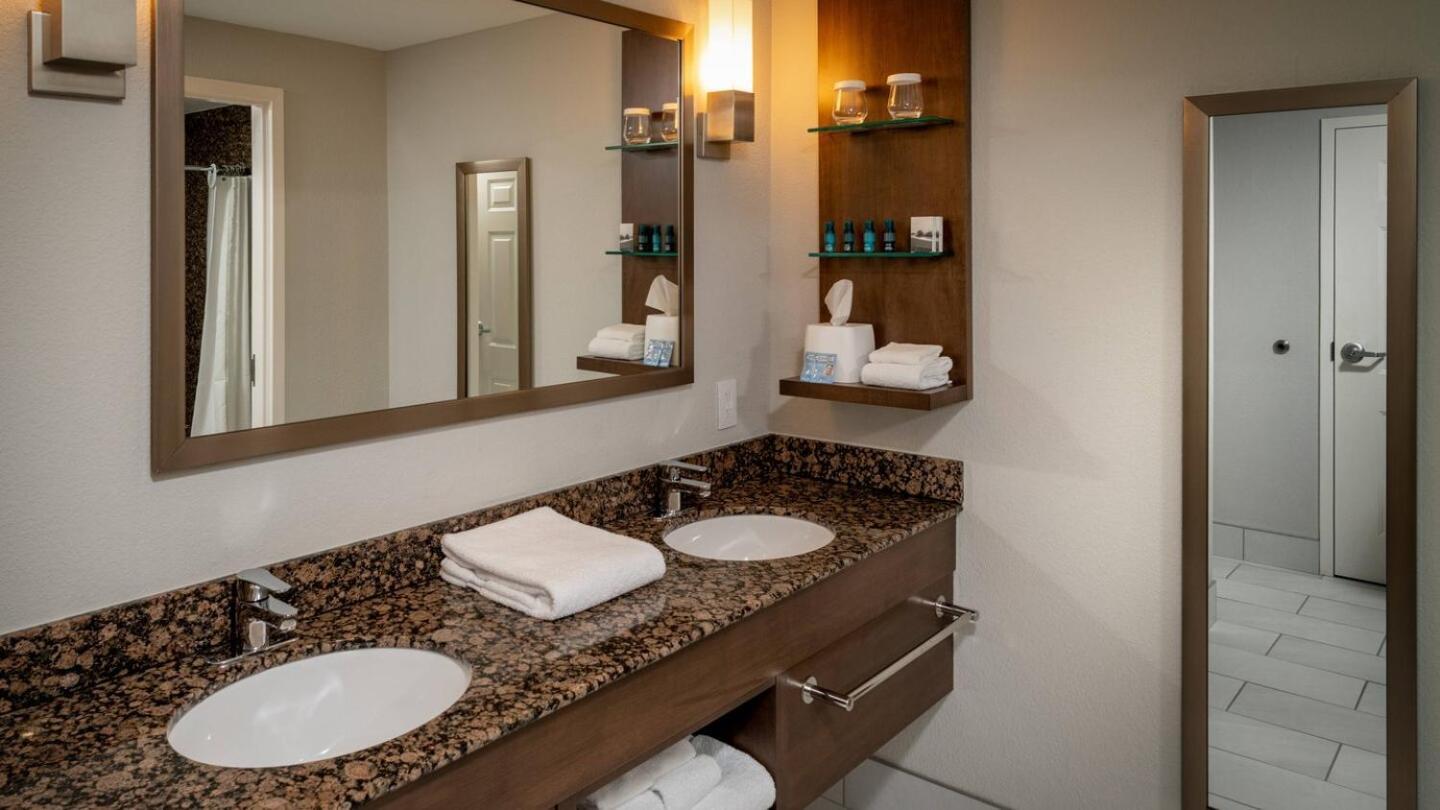 Delta Hotels By Marriott Huntington Mall Barboursville Buitenkant foto
